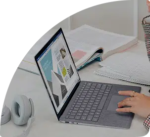 Persoană lucrând la dezvoltare web pe laptop